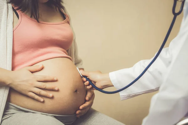 Donna incinta e ginecologo medico presso l'ospedale — Foto Stock