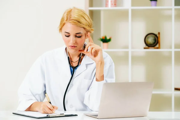 Doctora joven que trabaja en la oficina del hospital . — Foto de Stock