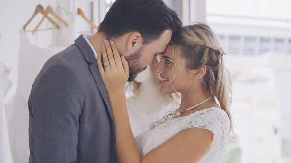 Novia y novio en la ceremonia de preparación de vestido de novia . — Foto de Stock