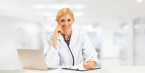 Médico usando computador portátil no hospital. — Fotografia de Stock