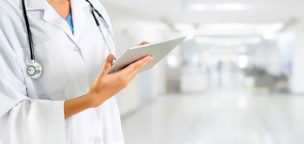 병원에서 태블릿 컴퓨터를 사용하는 의사. — 스톡 사진