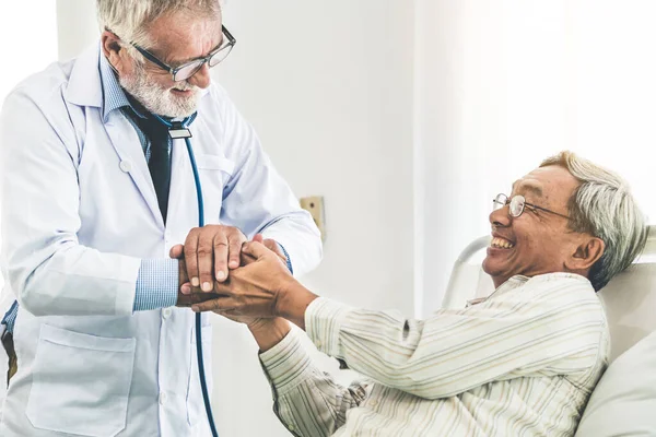 Starší Doktor Mluví Zkoumání Zdraví Starší Pacient Nemocnici Oddělení Lékařská — Stock fotografie