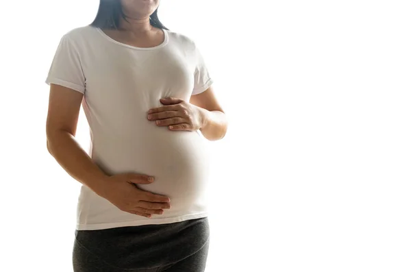 Счастливая беременная женщина изолирована на белом фоне . — стоковое фото