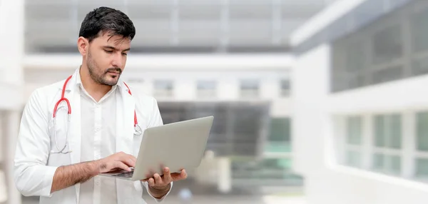 Médico usando computador portátil no hospital. — Fotografia de Stock