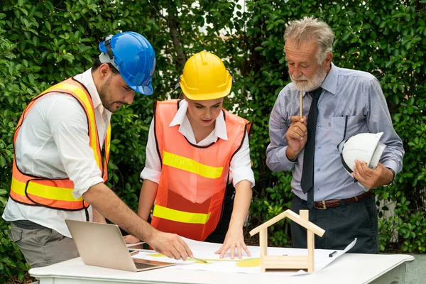 Ingenjör, arkitekt och affärsman Working. — Stockfoto