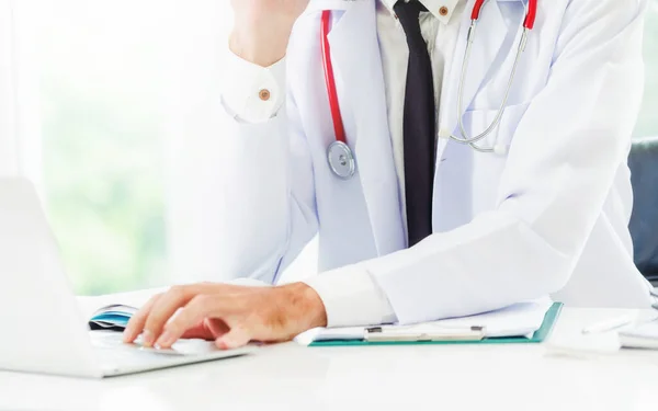 Médico trabajando en el hospital ordenador portátil . — Foto de Stock