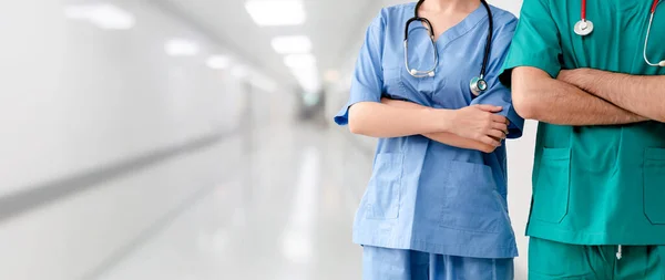 Doctor and surgeon with arms crossed in hospital. — Stock Photo, Image