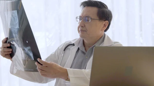 Medico che lavora con i dati sanitari dei pazienti nell'ufficio ospedaliero. — Foto Stock