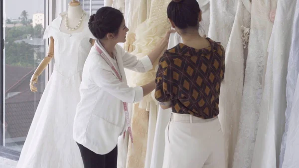 未来的新娘顾客与婚纱店店主交谈 — 图库照片