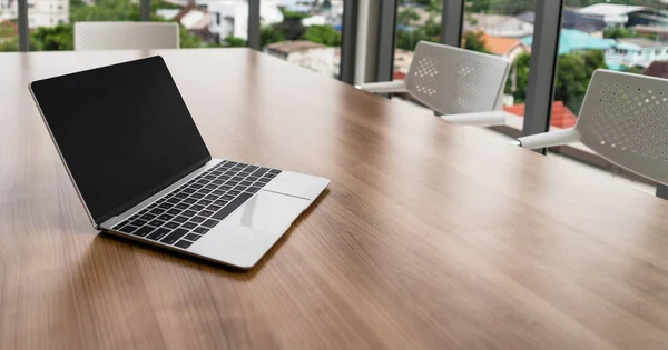Ноутбук на рабочем столе. — стоковое фото