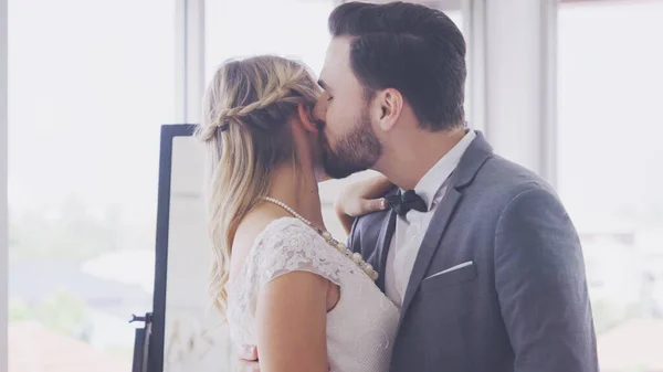 Novia y novio en la ceremonia de preparación de vestido de novia . —  Fotos de Stock