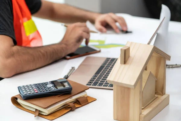 Joven arquitecto o ingeniero que trabaja en el escritorio . — Foto de Stock