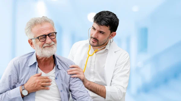 Arts controleren van de gezondheid van de patiënt in ziekenhuis kantoor. — Stockfoto