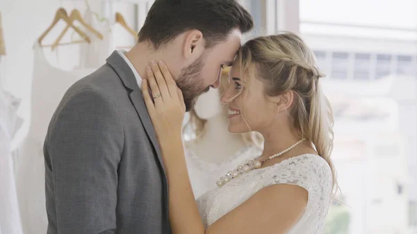 Novia y novio en la ceremonia de preparación de vestido de novia . — Foto de Stock