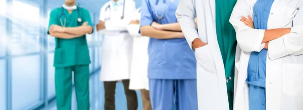 Médico que trabalha no hospital com outros médicos . — Fotografia de Stock