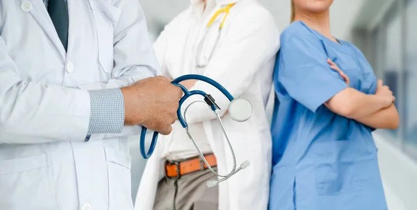 Dokter werkzaam in het ziekenhuis met andere artsen. — Stockfoto