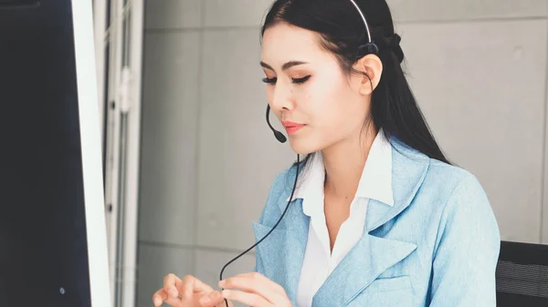 Customer support agent of call center met headset — Stockfoto