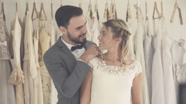 Novia y novio en la ceremonia de preparación de vestido de novia . — Foto de Stock