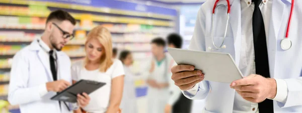 Dokter werkzaam in het ziekenhuis met andere artsen. — Stockfoto