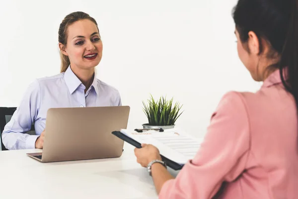 Deux jeunes femmes d'affaires se rencontrent pour une interview. — Photo