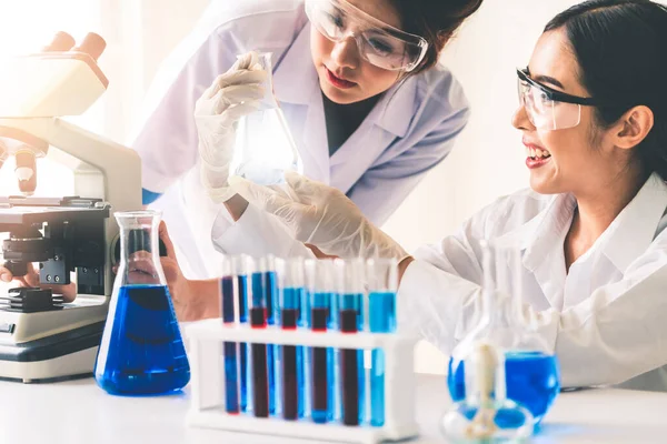 Grupp Forskare Bär Labbrock Som Arbetar Laboratorium Samtidigt Undersöka Biokemi — Stockfoto