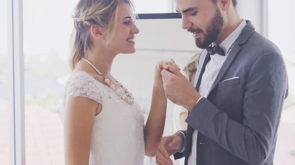 Brud och brudgum i bröllopsklänning Förbered ceremoni. — Stockfoto