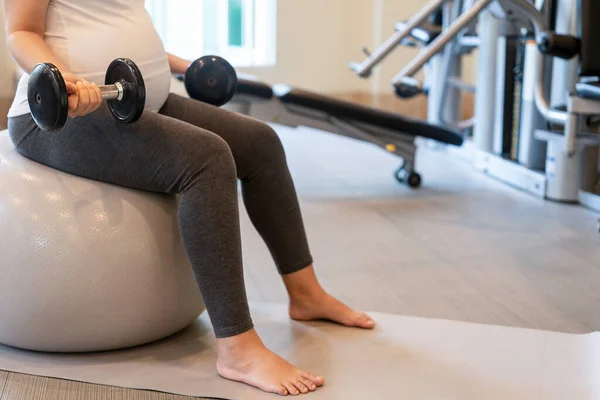 Ejercicio activo de mujer embarazada en el gimnasio. —  Fotos de Stock