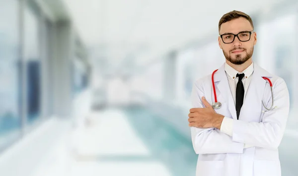 Joven médico masculino que trabaja en el hospital. — Foto de Stock