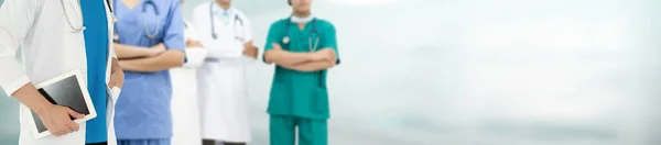 Medico che lavora in ospedale con altri medici . — Foto Stock