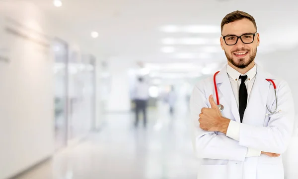 Νεαρός άνδρας γιατρός που εργάζεται στο νοσοκομείο. — Φωτογραφία Αρχείου