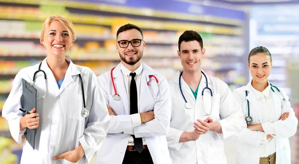 Dokter werkzaam in het ziekenhuis met andere artsen. — Stockfoto