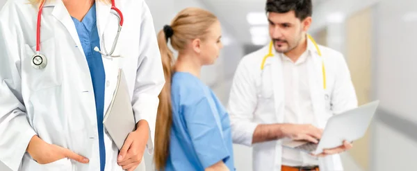 Medico Professionista Che Lavora Nello Studio Ospedaliero Clinica Con Altri — Foto Stock