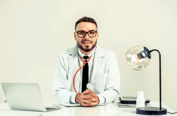 Doctor at office in hospital with laptop computer. — Stock Photo, Image