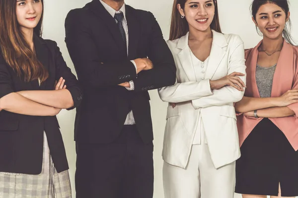 Empresarias y hombres de negocios de pie en el cargo. —  Fotos de Stock