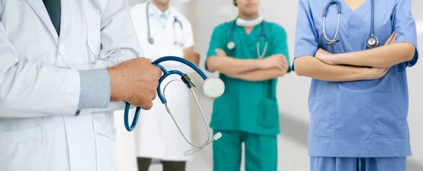 Médico que trabalha no hospital com outros médicos . — Fotografia de Stock