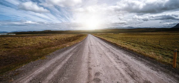 Strada sterrata vuota attraverso il paesaggio di campagna . — Foto Stock