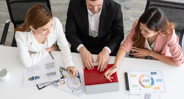 Businessman and businesswomen working in office. — Stock Photo, Image