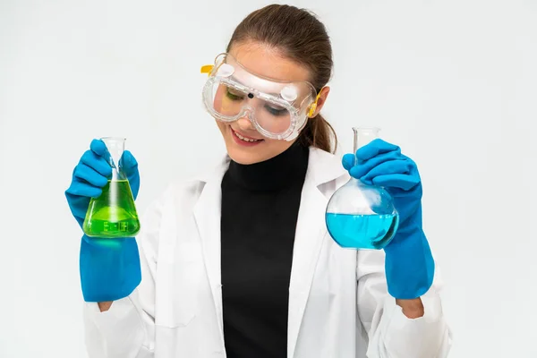 Woman scientist working in chemist laboratory. — Stock Photo, Image