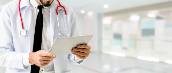 Medico che utilizza tablet in ospedale. — Foto Stock