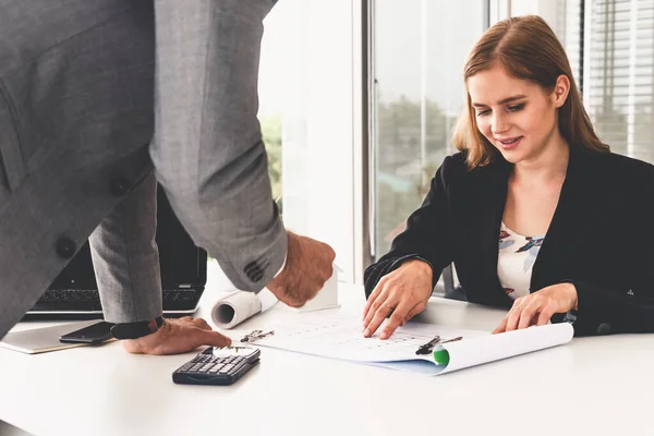 Architekt und Ingenieur arbeiten mit Zeichnung. — Stockfoto