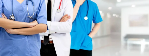 Dokter werkzaam in het ziekenhuis met andere artsen. — Stockfoto