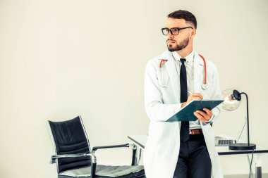 Doktor hastanede hasta sağlık dosyası tutan.