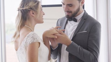 Gelin ve damat gelinlik töreni hazırlamak.