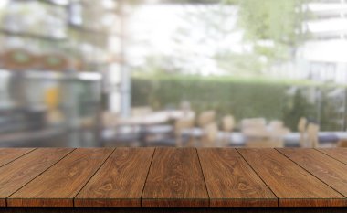 Modern restoranın bulanık arka planda ahşap masa