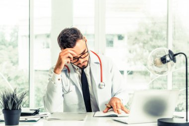 Doktor dizüstü bilgisayar hastanesinde çalışıyor.