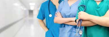 Doktor diğer doktorlar ile hastanede çalışıyor.