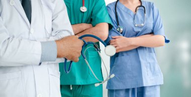 Doktor diğer doktorlar ile hastanede çalışıyor.