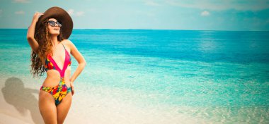 Yaz tatilinde sahilde mutlu genç kadın.