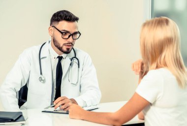 Hastane Ofisinde Erkek Doktor ve Kadın Hasta