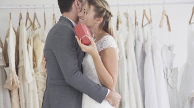 Gelin ve damat gelinlik töreni hazırlamak.